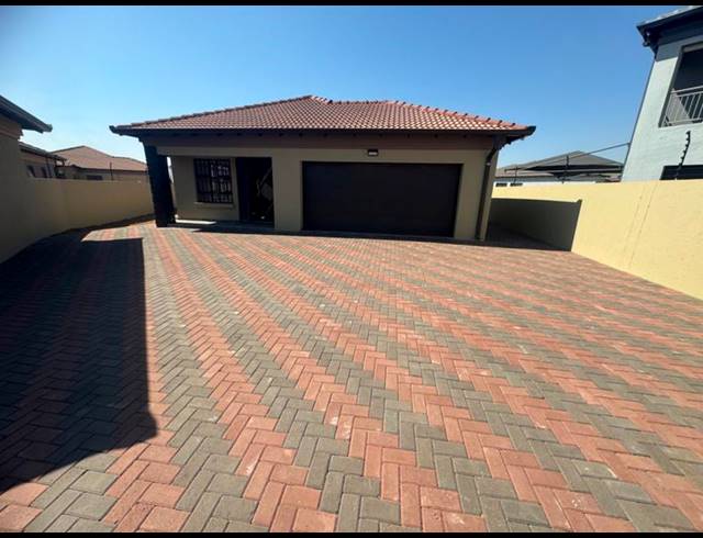 3 BEDROOM HOUSE FOR SALE IN AERORAND